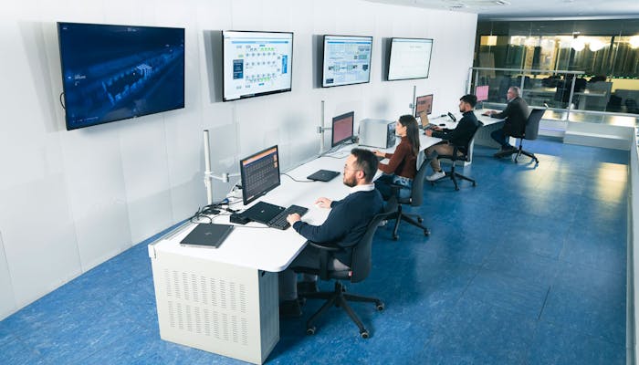 Quattro professionisti lavorano in un data center del PSN